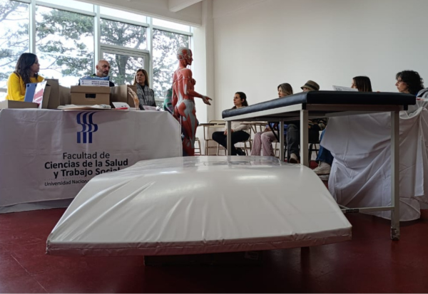 entrega de materiales didácticos para asignaturas de la carrera de terapia ocupacional