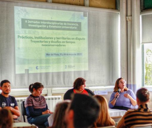 imagen de la intervención a cargo de la secretaria de extensión de la facultad ludmila azcué