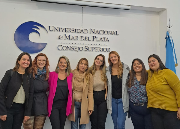 autoridades y miembros del centro de estudiantes en presupuesto participativo unmdp