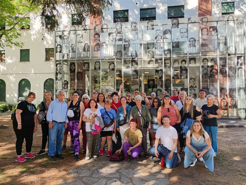 foto del grupo de personas que visitaron el ex CENTRO CLANDESTINO DE DETENCIÓN, TORTURA Y EXTERMINIO MUSEO SITIO DE MEMORIA ESMA y el espacio cultural “NUESTROS HIJOS” de la asociación MADRES DE PLAZA DE MAYO